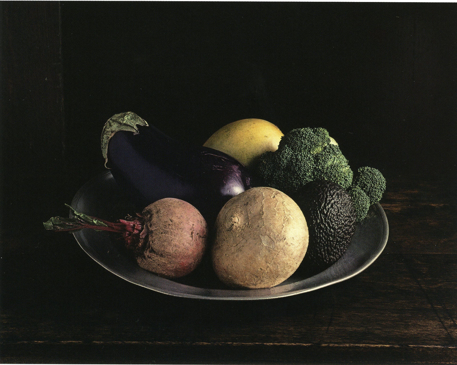 Evelyn Hofer, Broccoli and Aubergine [Still Life No. 3], New York, 1996