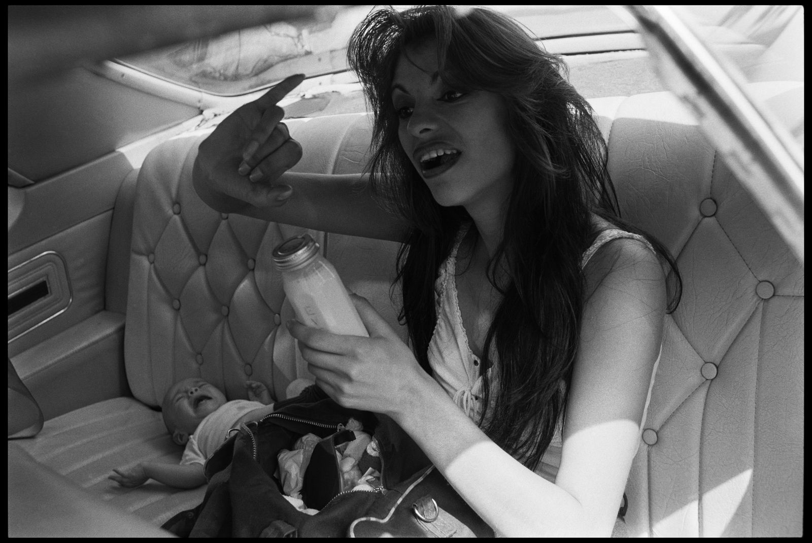 Graciela Iturbide, Rosario y su bebé, White Fence, East Los Angeles, 1986