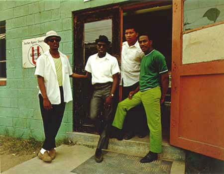 Evelyn Hofer, Four young men, Washington, 1975