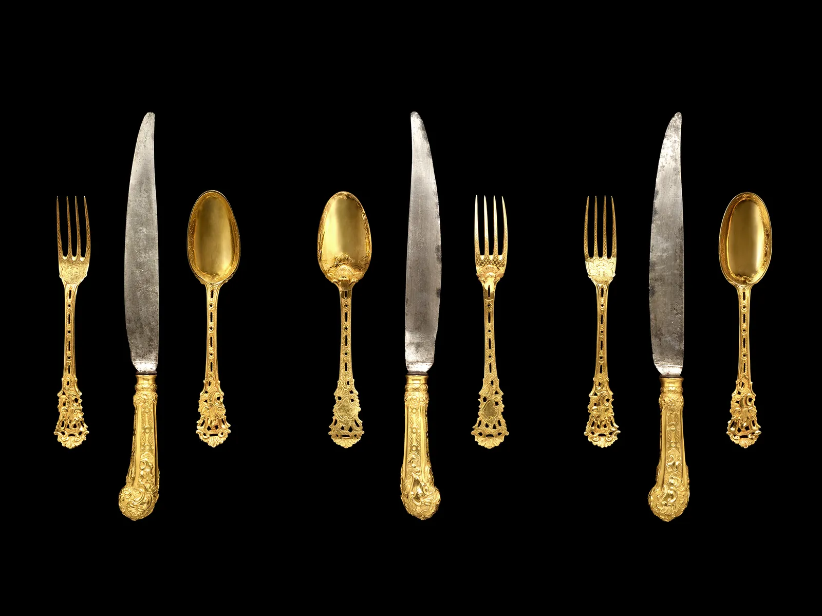 Conjunto de talheres - colheres, garfos e facas em ouro (6 de cada), com estojo/barretina, Portugal, Lisboa, ca. 1740-1750