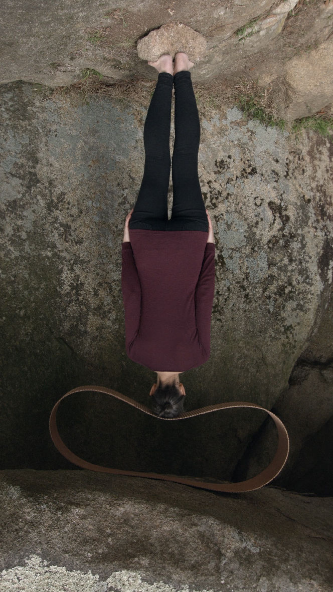 Simone Slee, Rocks happy to help, hold down, 2017