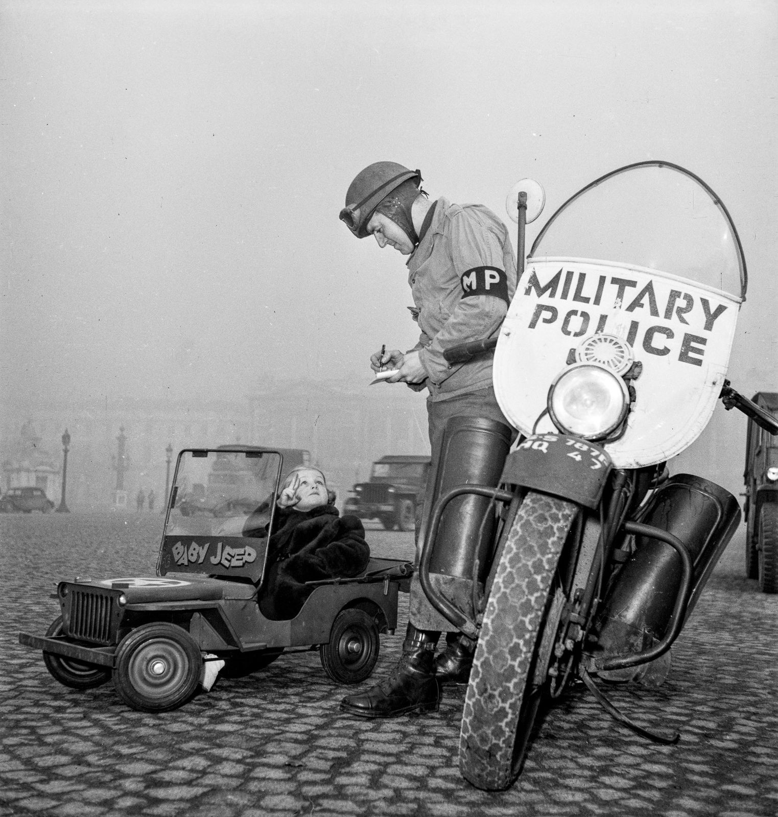 Roger Schall, Petite fille dans la "baby jeep" faisant le V de la victoire, 1945