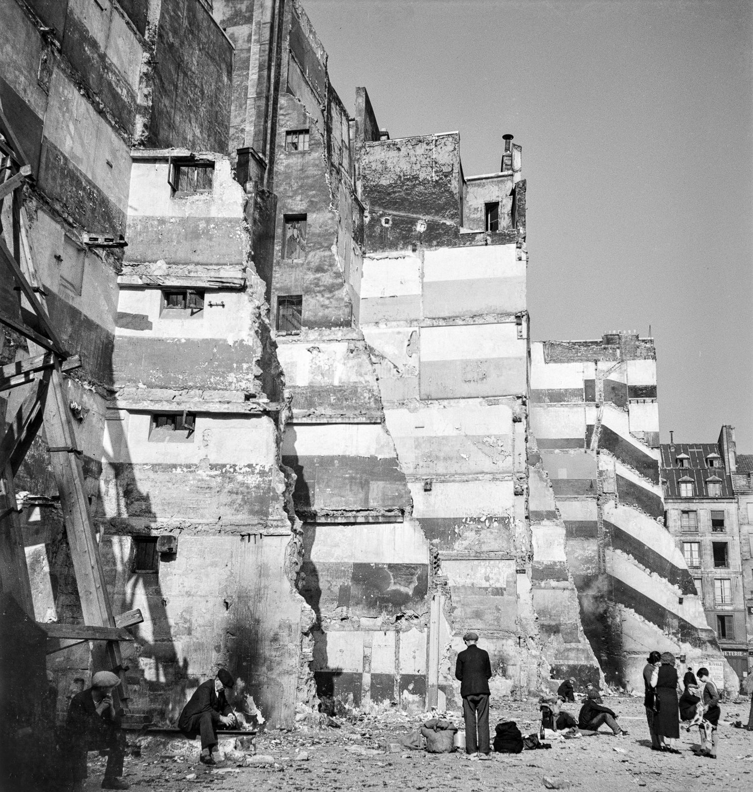 Roger Schall, Rue Beaubourg après la démolition du quartier Saint Merri, 1936