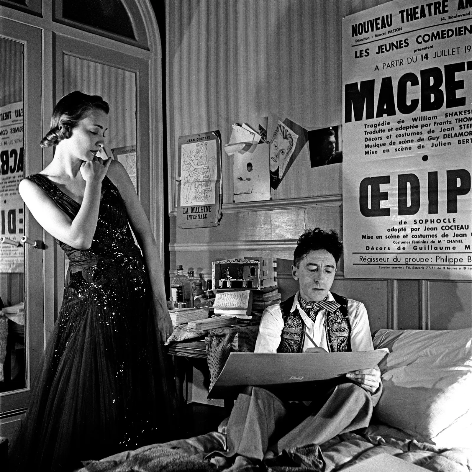 Roger Schall, Jean Cocteau dessine pour Harper's Bazaar à l'Hôtel de Castille, 1937