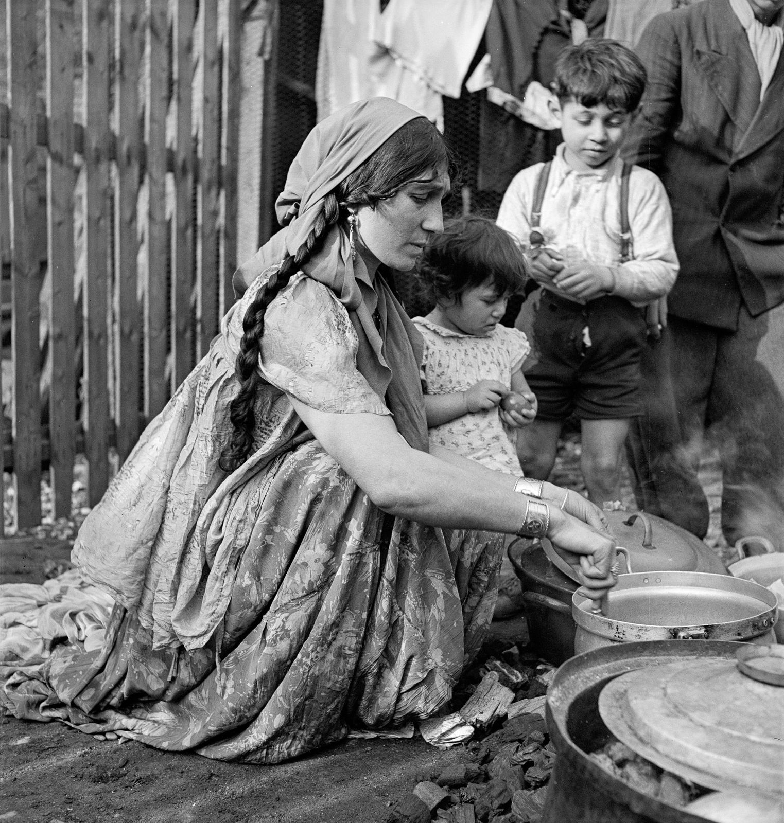 Roger Schall, La préparation du repas de mariage tzigane sur la zone, 1938