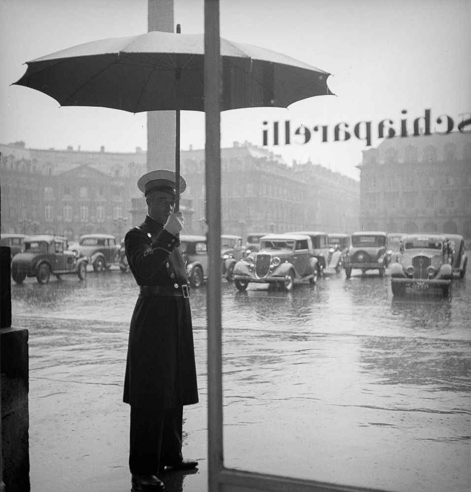 Roger Schall, Le portier de Schiaparelli place Vendôme, 1937