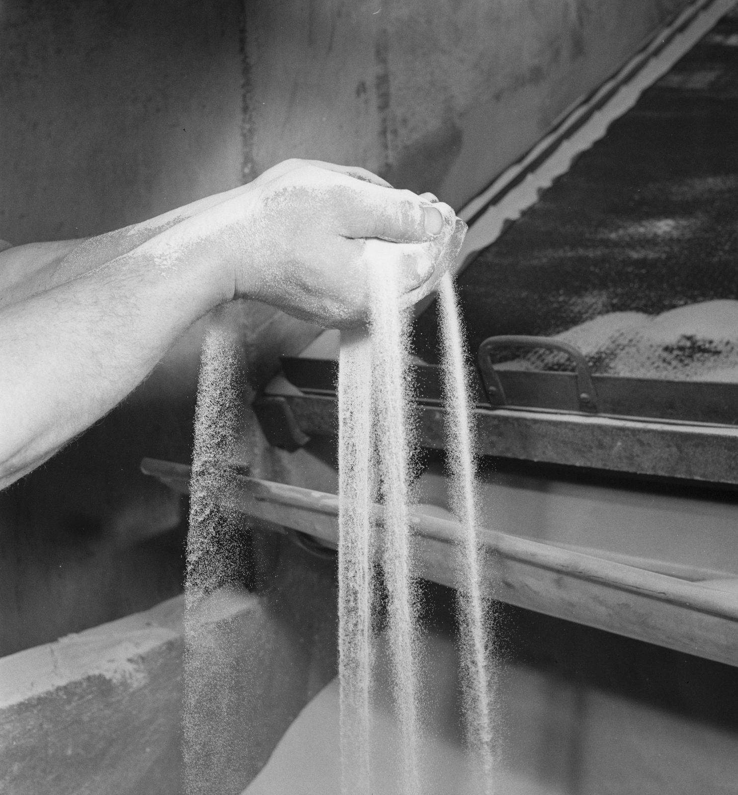 Roger Schall, Le sable des Cristalleries de Saint-Louis, 1950