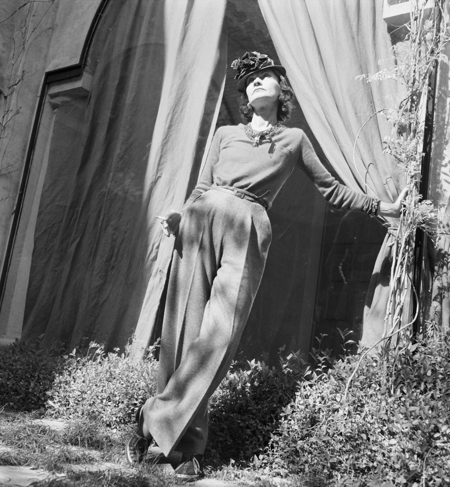 Roger Schall, Gabrielle Chanel dans sa résidence La Pausa, 1938