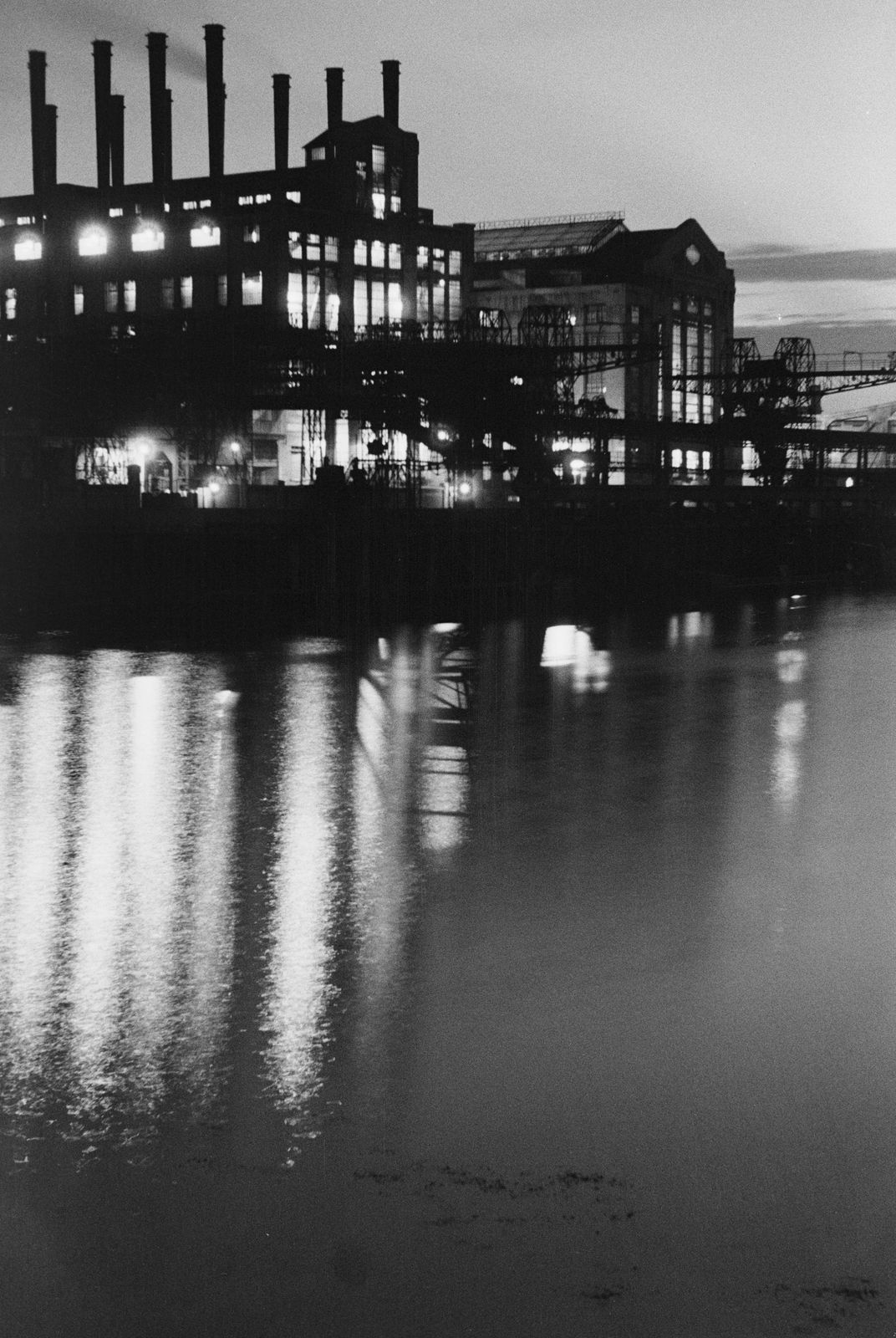 Roger Schall, Usine la nuit, 1929