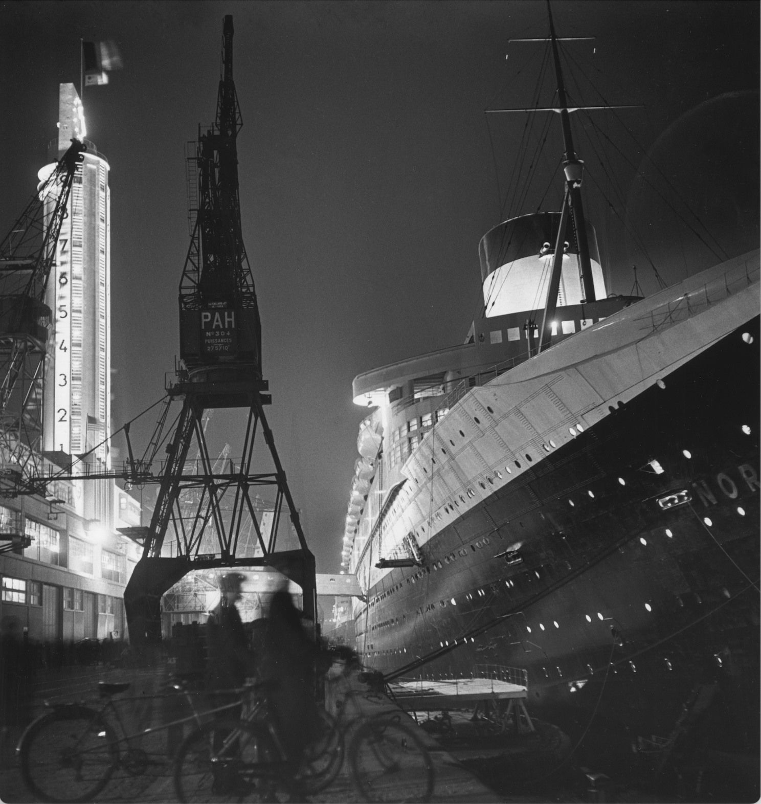 Roger Schall, Normandie à quai au Havre, 1935