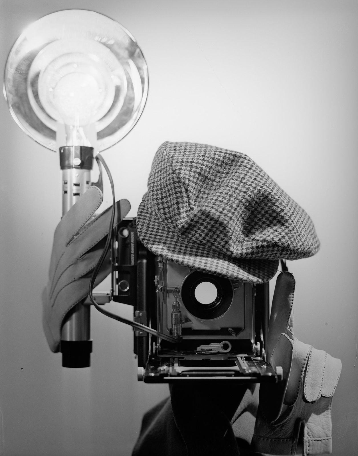 Roger Schall, Autoportrait à la casquette, vers 1950