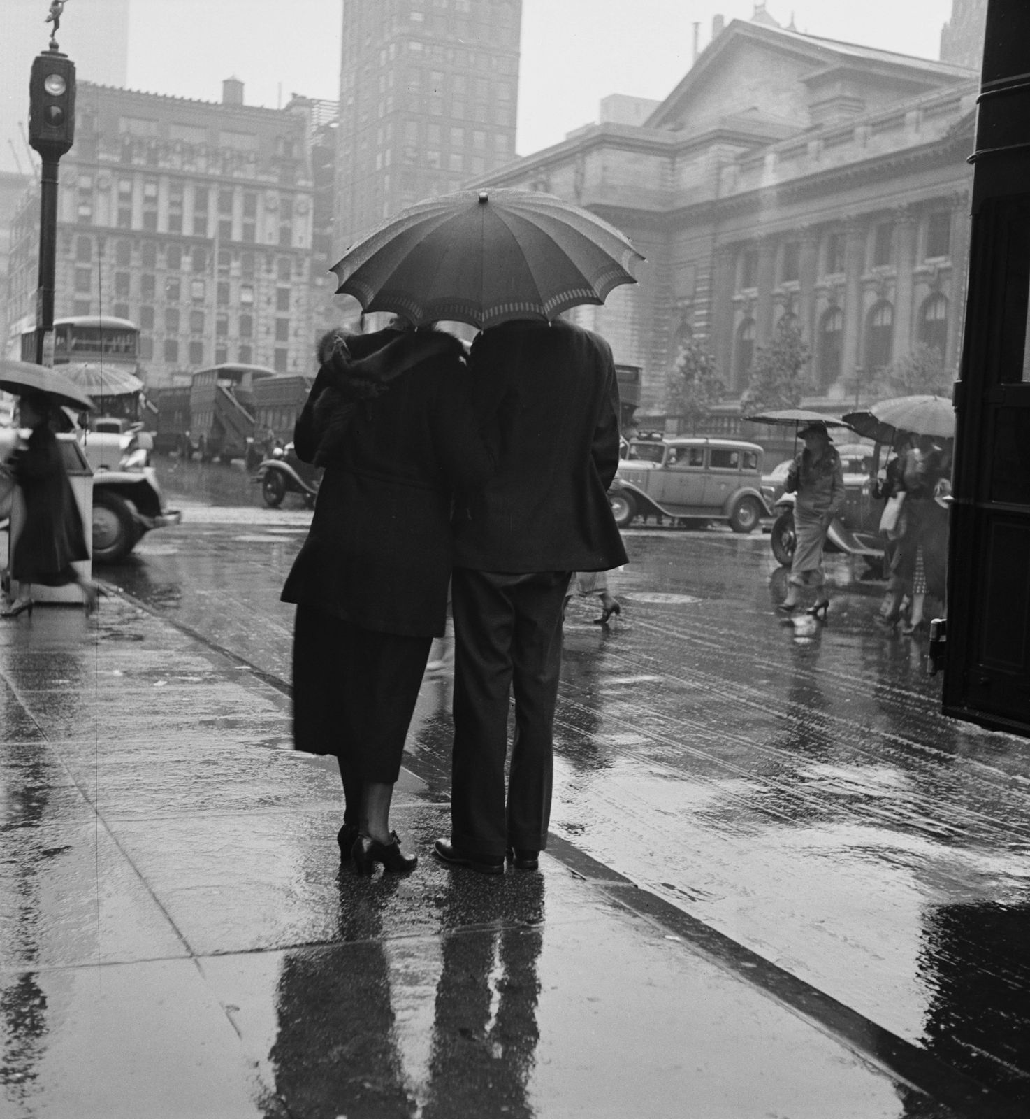 Roger Schall, Devant la "Public Library", 1935