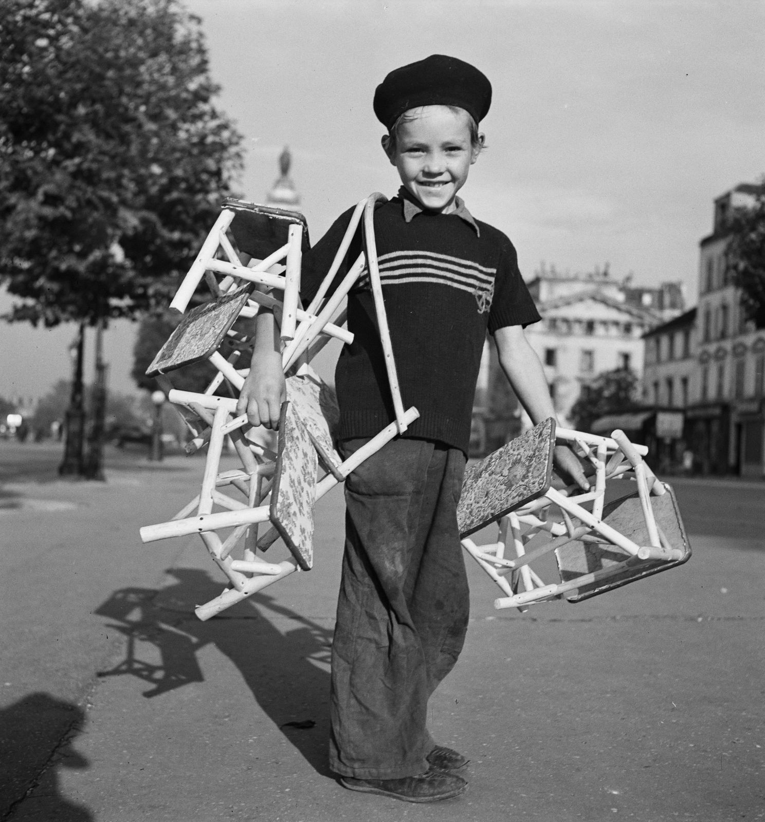 Roger Schall, Le petit vendeur de tabourets, 1935