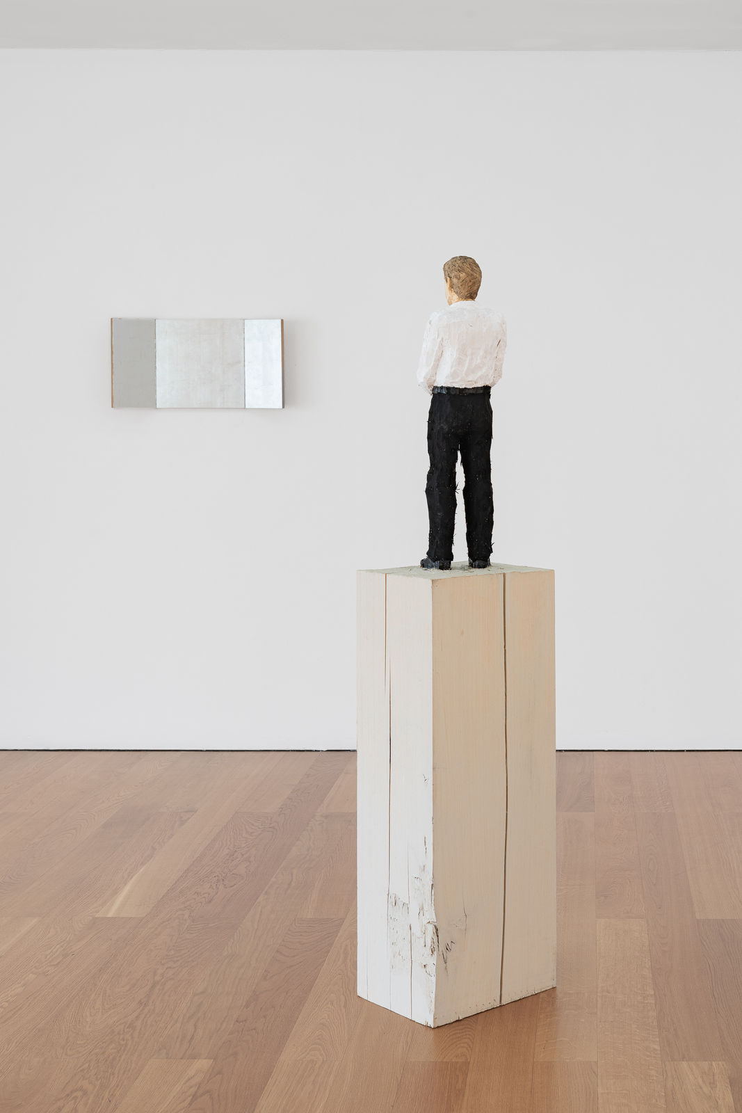 Stephan Balkenhol, Mann mit Flügelaltar, 2025