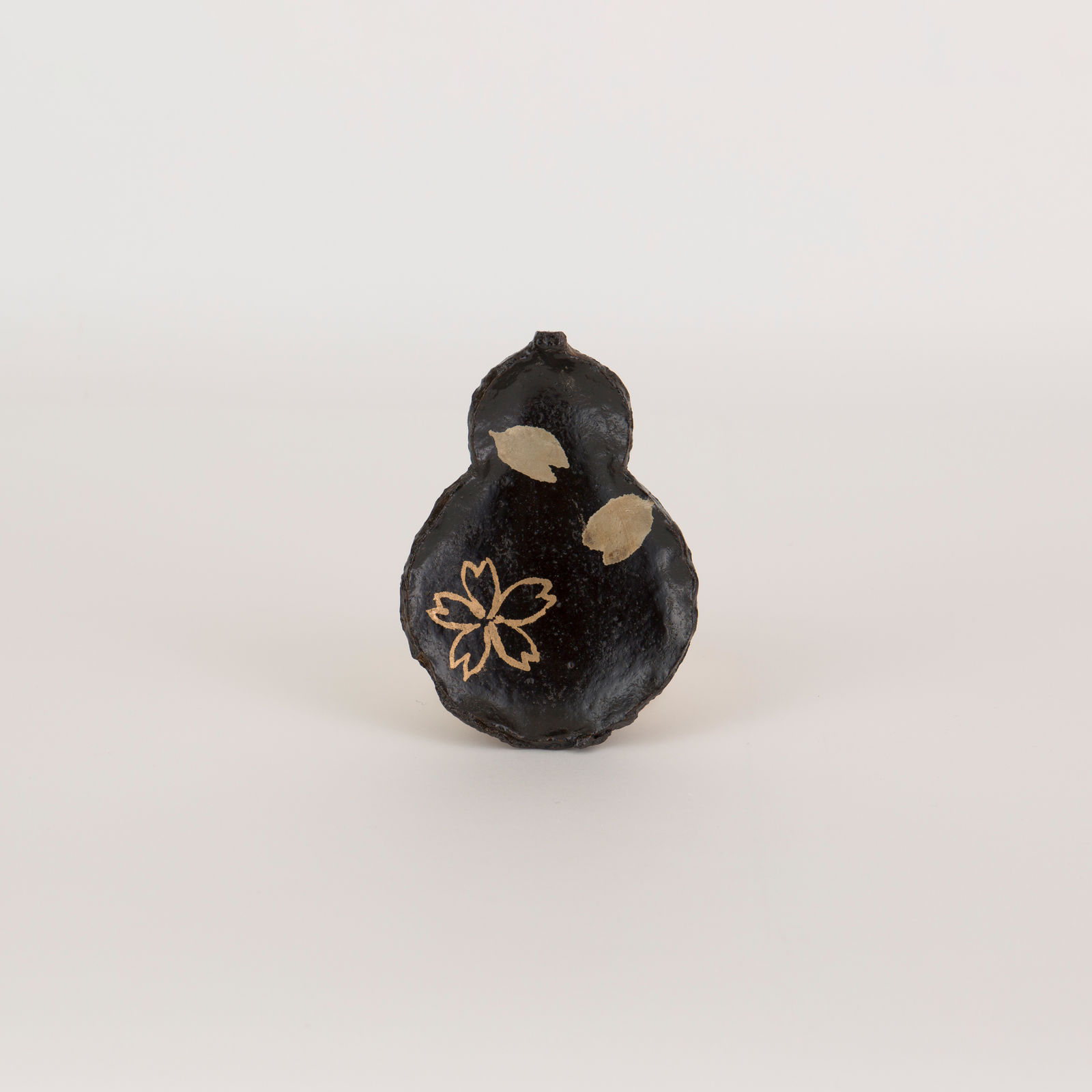 Gourd-shaped Plate with lacquer-painted Cherry Blossoms｜櫻絵瓢皿, 2023