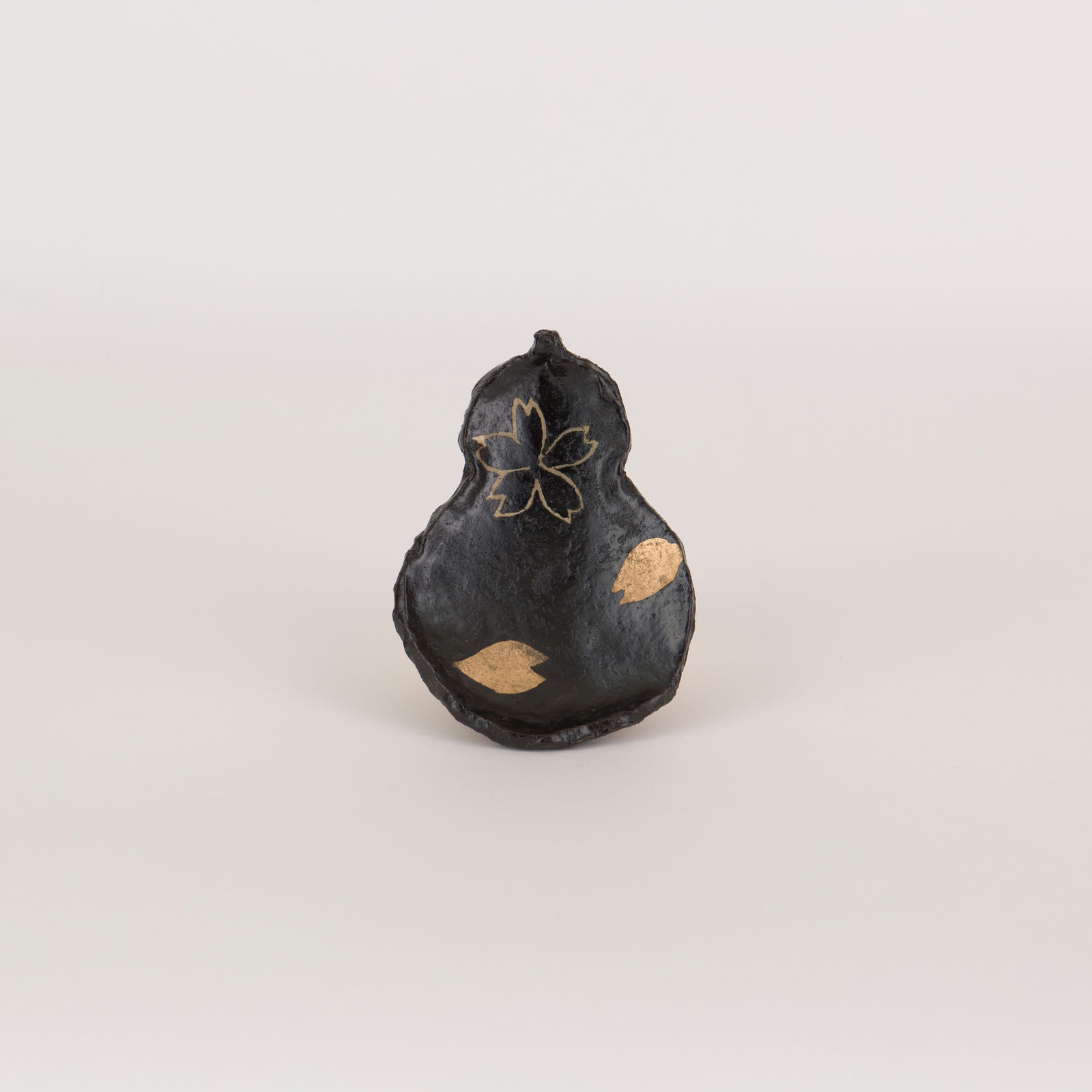 Gourd-shaped Plate with lacquer-painted Cherry Blossoms｜櫻絵瓢皿, 2023