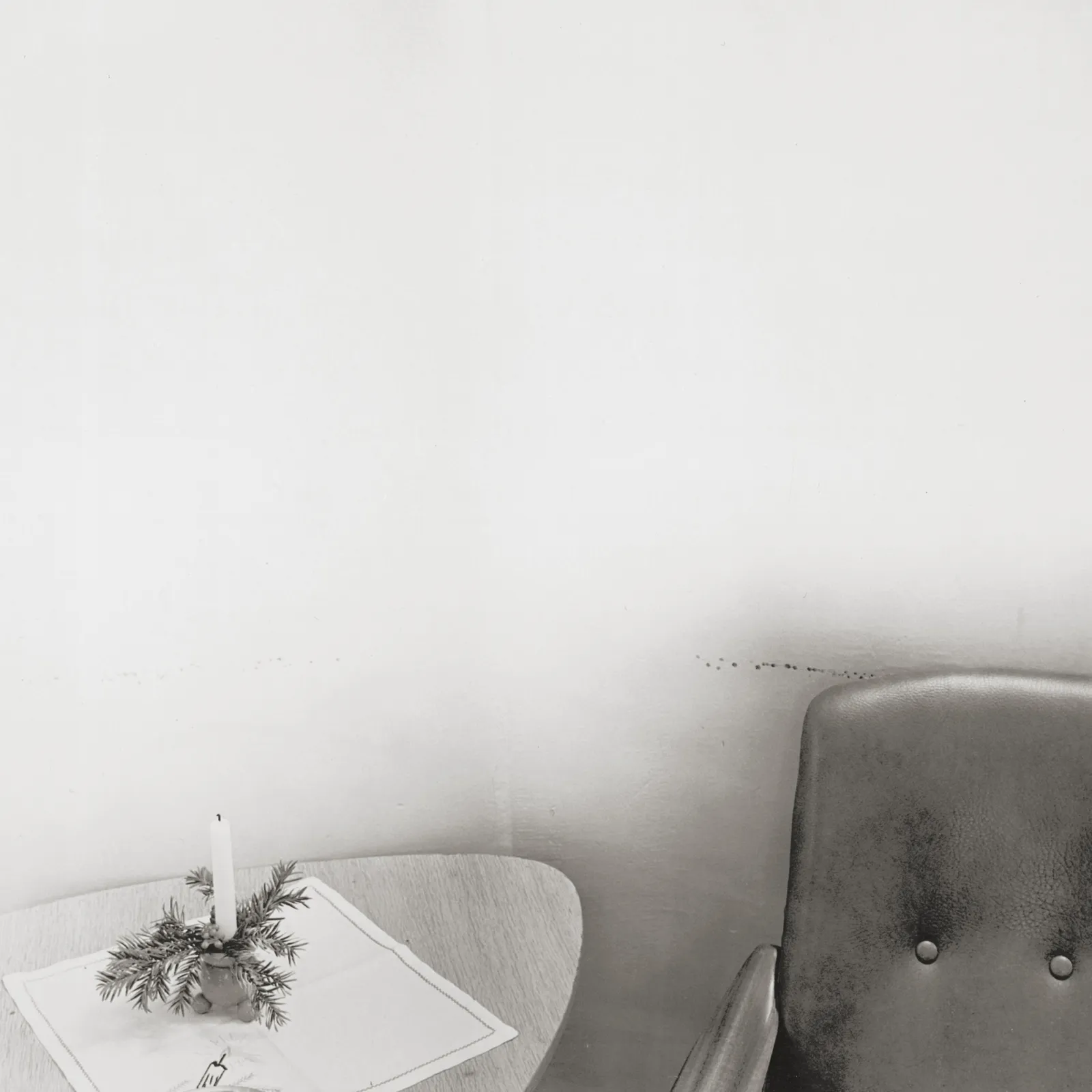 Dag Alveng, Asylum / Vegg med merker fra stol, 1982