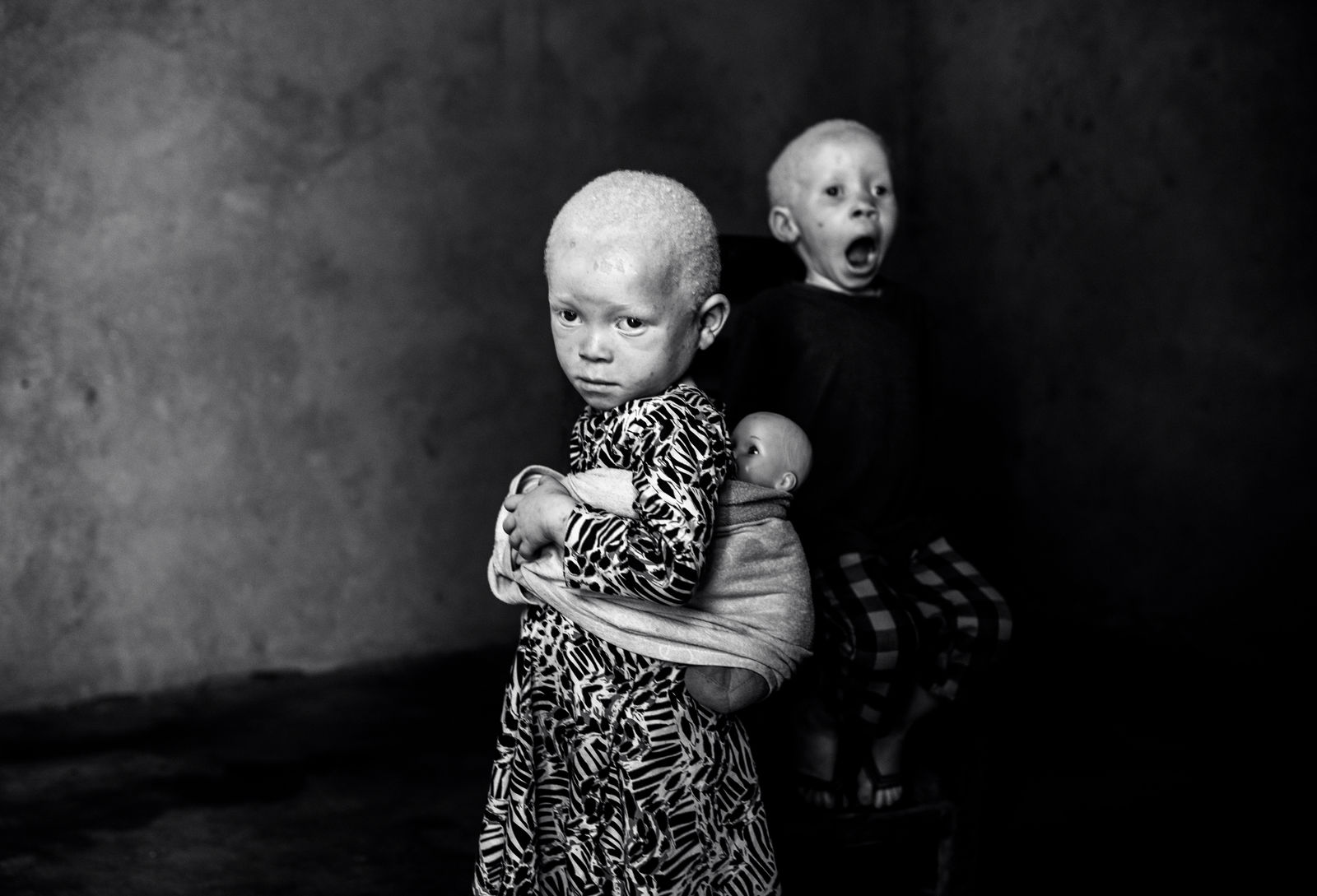 Alice Kayibanda, Life in the shadow- Marcelline playing with a doll while Marcelline is yawning, 2020