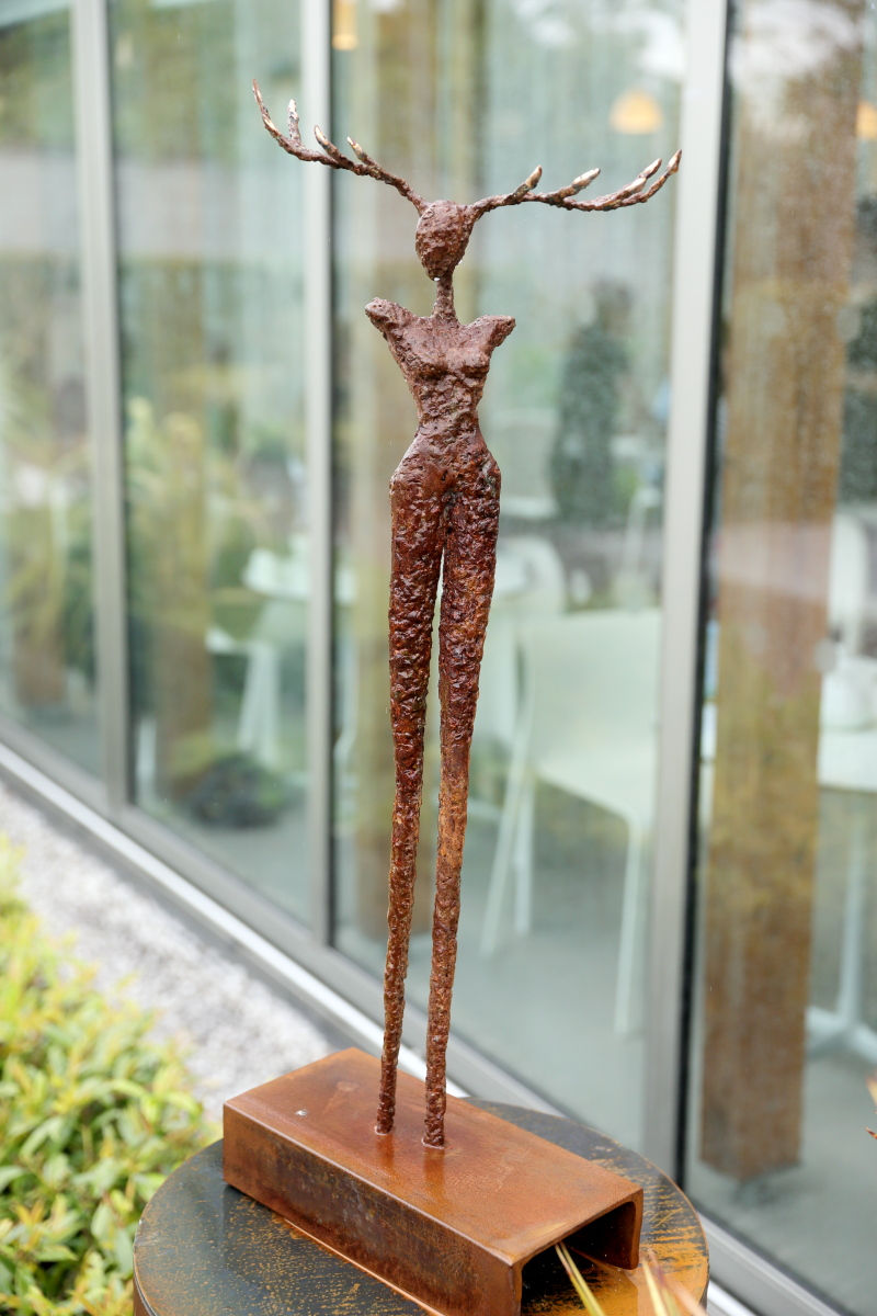 Orla de Brí, Lone She Stag