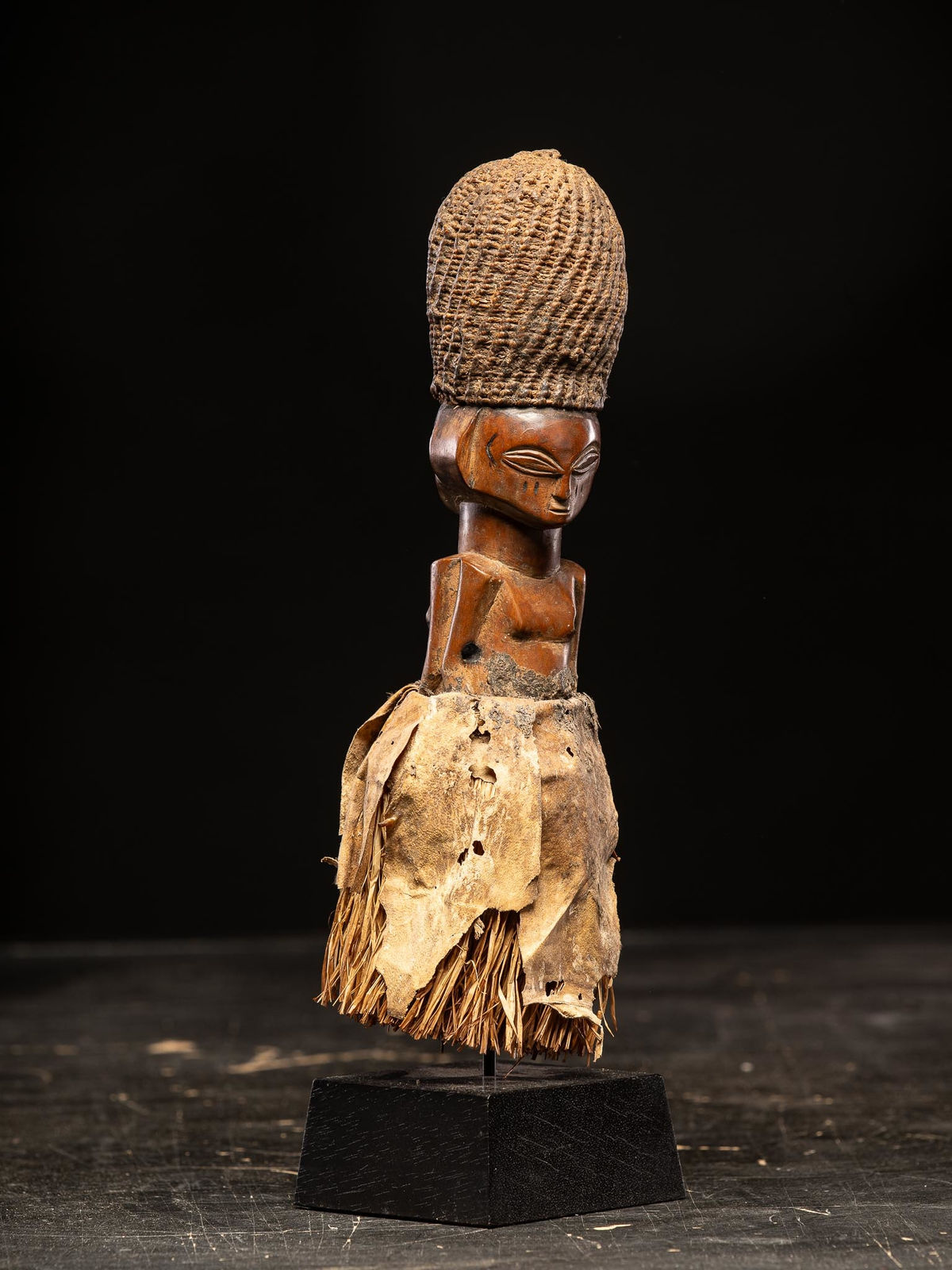 Kusu Power figure with woven headdress and residu of charge on the belly. Kusu People DRC, 1st half 20th Century or earlier