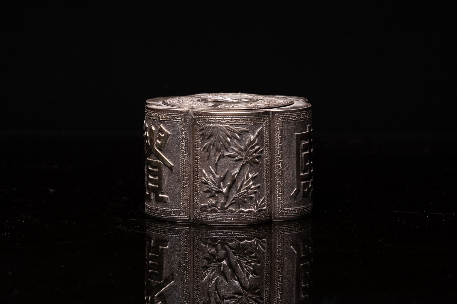 Antique Chinese Multi-Lobed Opium Box in Silver, Decorated with Reliefs with Ideograms (one of the two refers to wealth), a Chrysanthemum (symbol of longevity) and Foliage, 19th Century