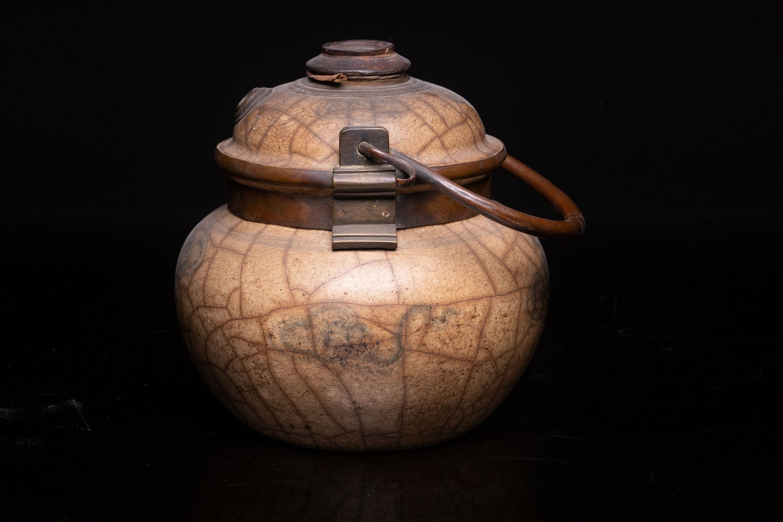 17th C Vietnamese water pipe is jar-shaped., 17th Century