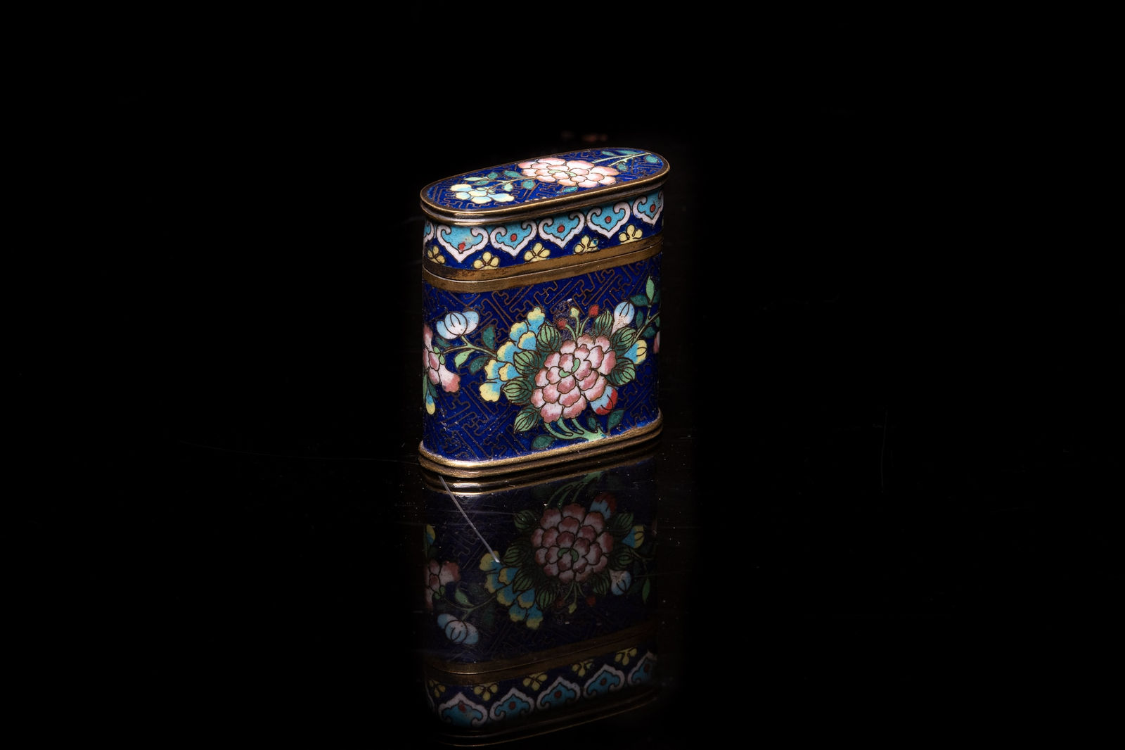 Antique Chinese Opium Box in Cloisonné Enamel, decorated with Floral Motifs and Interior Scenes: item with fond in lapis lazuli, 19th Century
