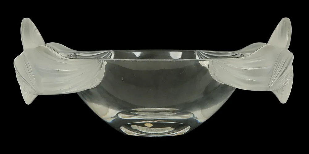 Lalique, LALIQUE. A CENTERPIECE OF FRENCH GLASS. 20th century. Handles decorated in the shape of leaves. Signed. Height: