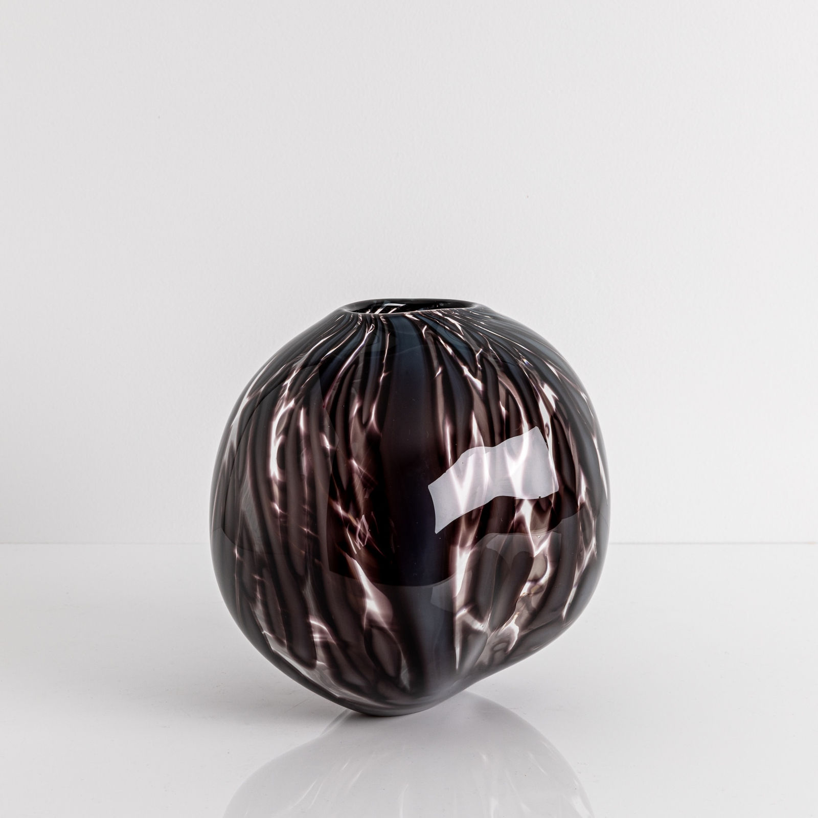 Michèle Oberdieck, Charcoal Walnut Graal Pod