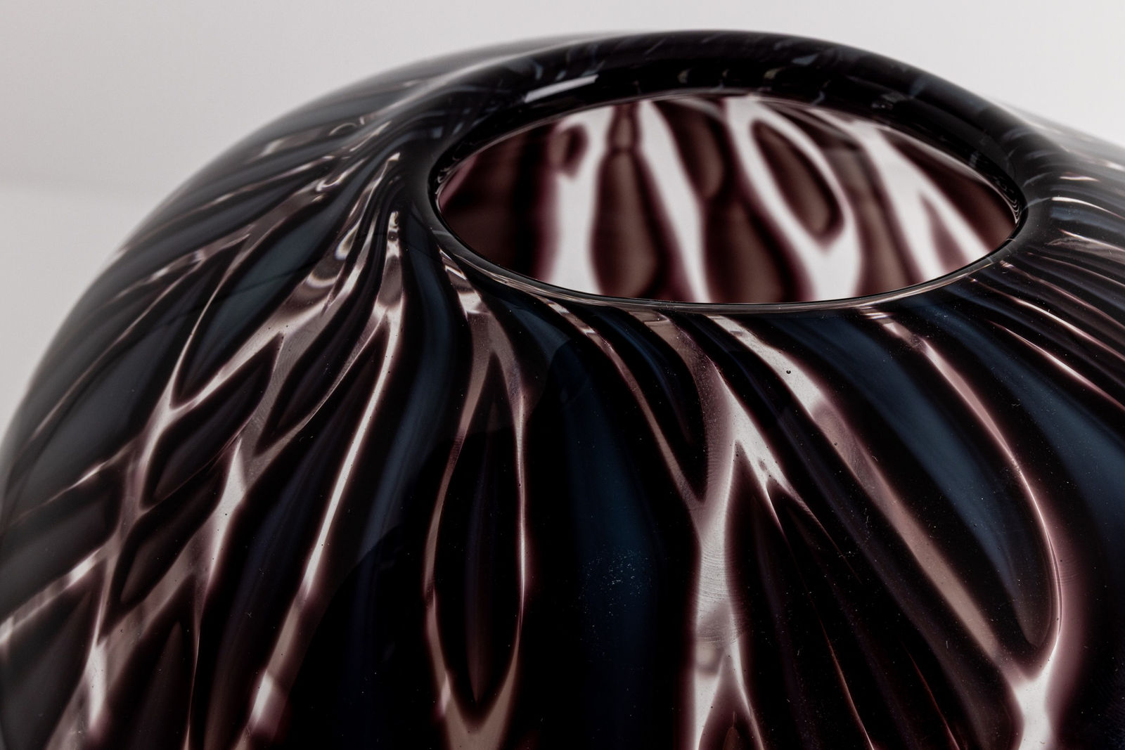 Michèle Oberdieck, Charcoal Walnut Graal Pod