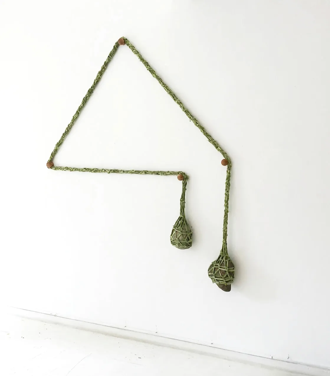 Ernesto Neto, Duas pedras brincando pela vida / Two stones playing for life, 2023