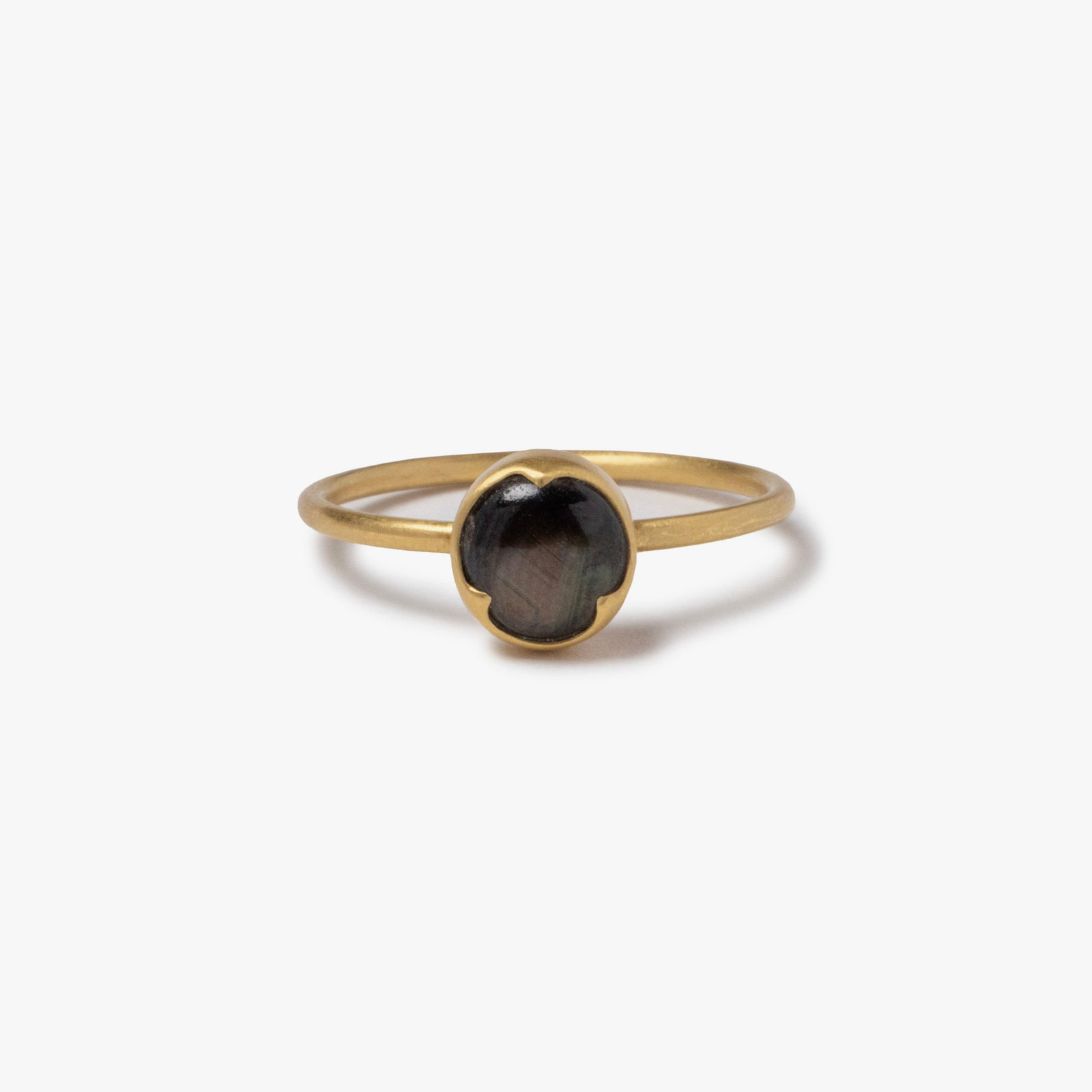 Gabriella Kiss, Round brown sapphire ring