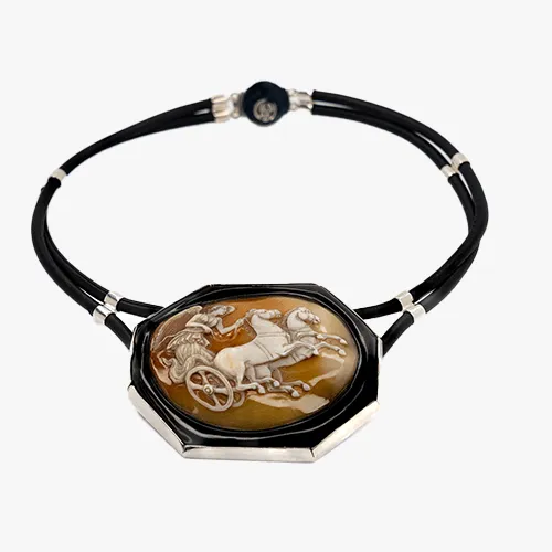 Anna Porcu, Chariot collier