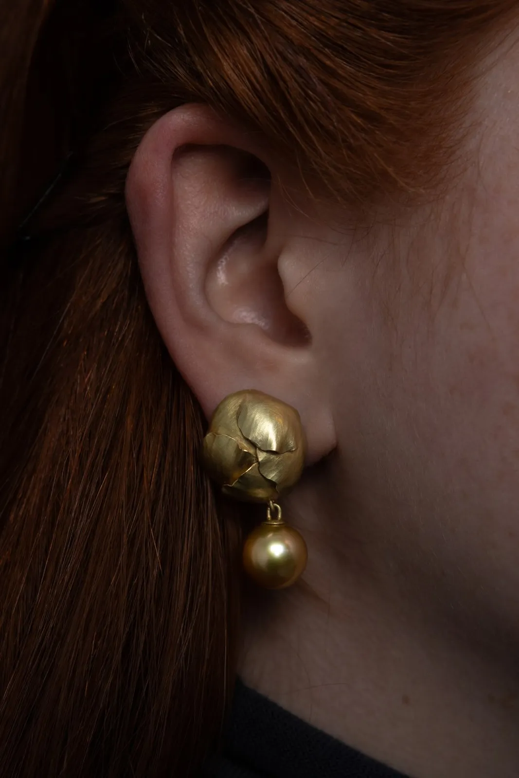Kayo Saito, Gold pearl drop earrings