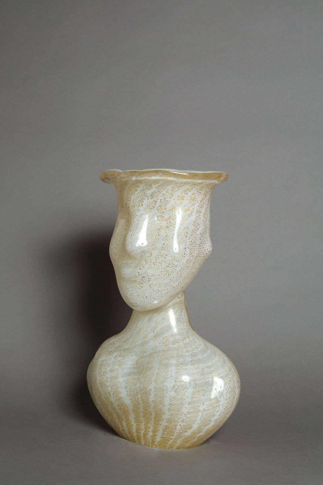 Hugh Findletar, Anonimo VaseHeadZ white with gold, 2024