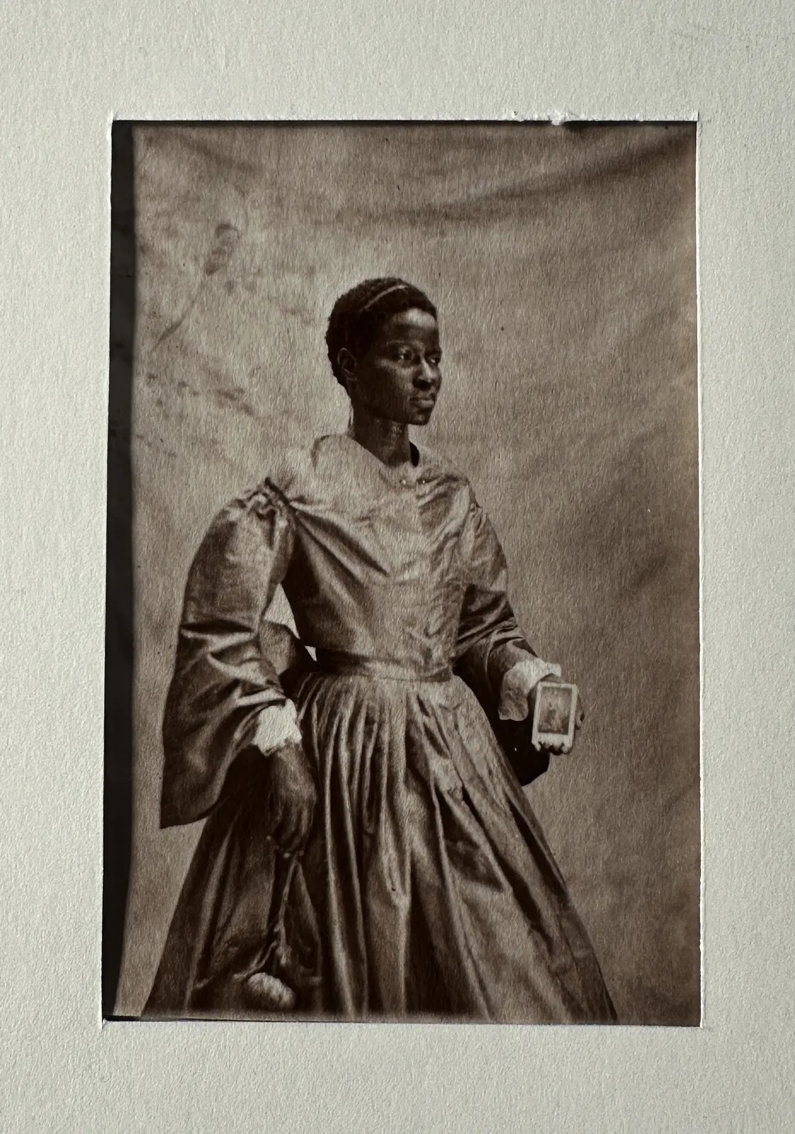 DAGMAR VAN WEEGHEL, PENDA IN BLOOM - Carte de Visite 1860 - Fac-símile VII, 2023