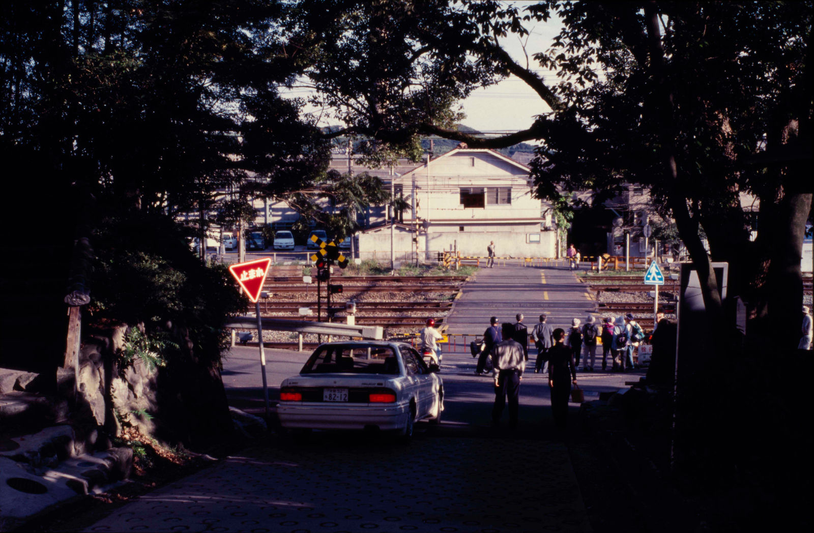 陳傳興Tsun-Shing Cheng, 平交道（京都郊外） Passageway (Kyoto Japan), 1986