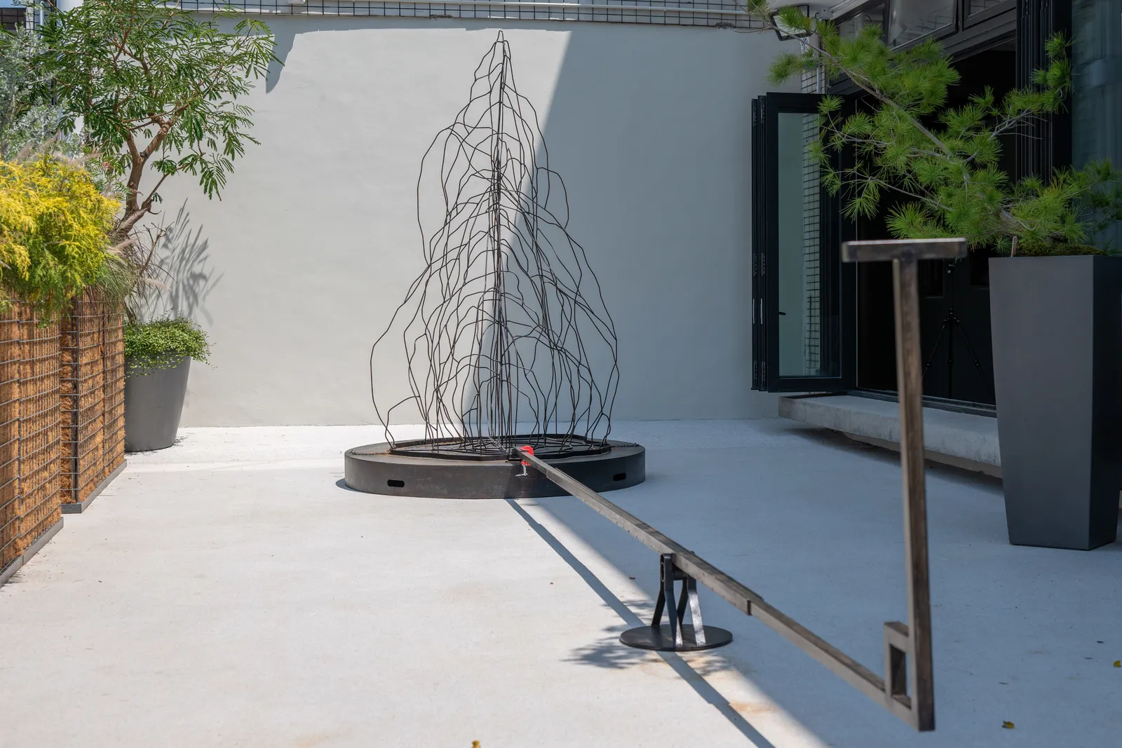 何兆基 HO Siu Kee, 槓起一座山 — 不能承受的輕 A Lever Long Enough to Uplift a Mountain - The Unbearable Lightness, 2025