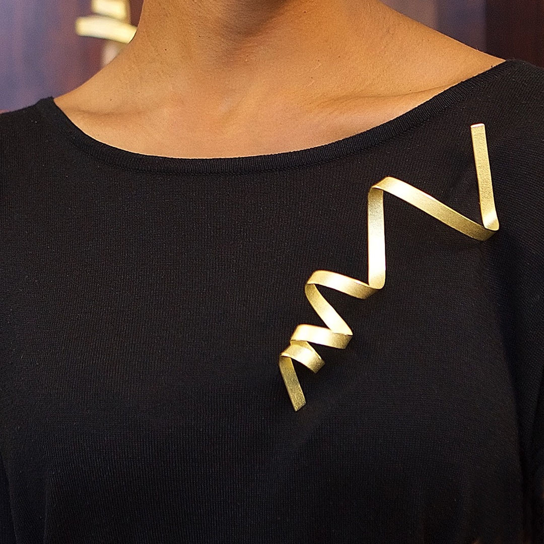 sculptural statement brooch – rolling waves in moonlight - in 18 kt Fairtrade Gold - sculptural jewellery by artist Ute Decker