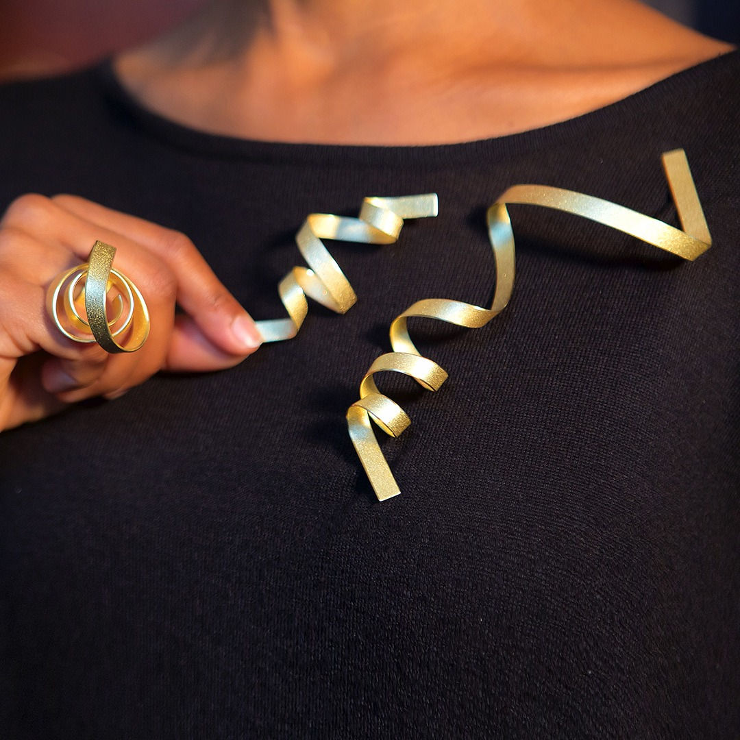 sculptural brooch – rolling waves in moonlight - in 18 kt Fairtrade Gold - sculptural jewellery by artist Ute Decker