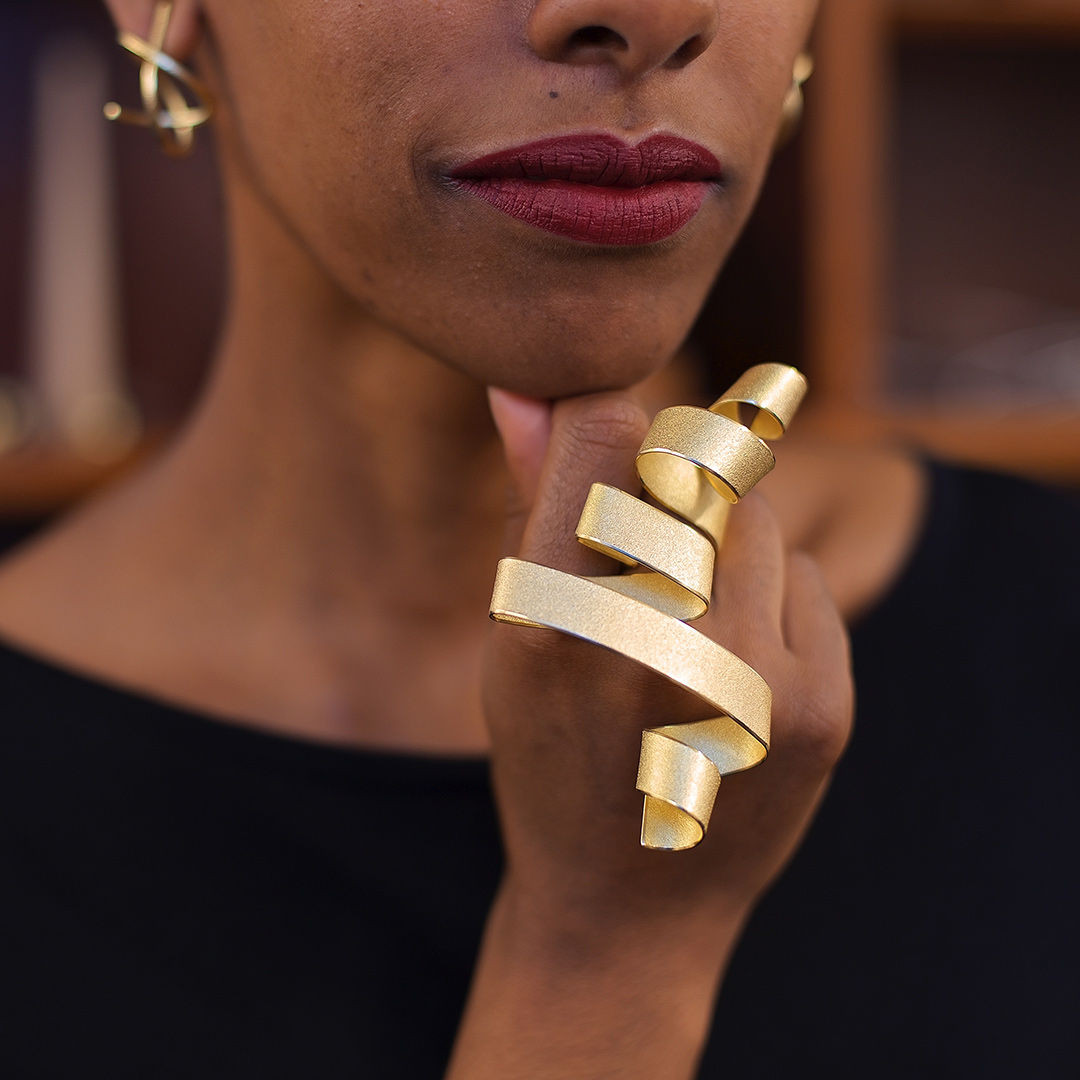 sculptural statement ring – calligraphy - in 18 kt Fairtrade Gold - sculptural jewellery by artist Ute Decker