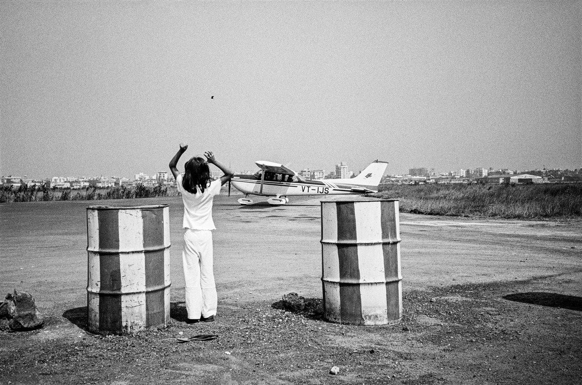 Sooni Taraporevala, Iyanah waves godspeed to her father, Juhu Airport, Mumbai, 2002