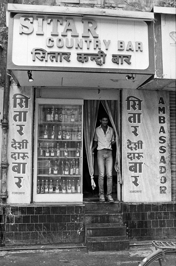 Sooni Taraporevala, Sitar country liquor bar, Bombay, 1986