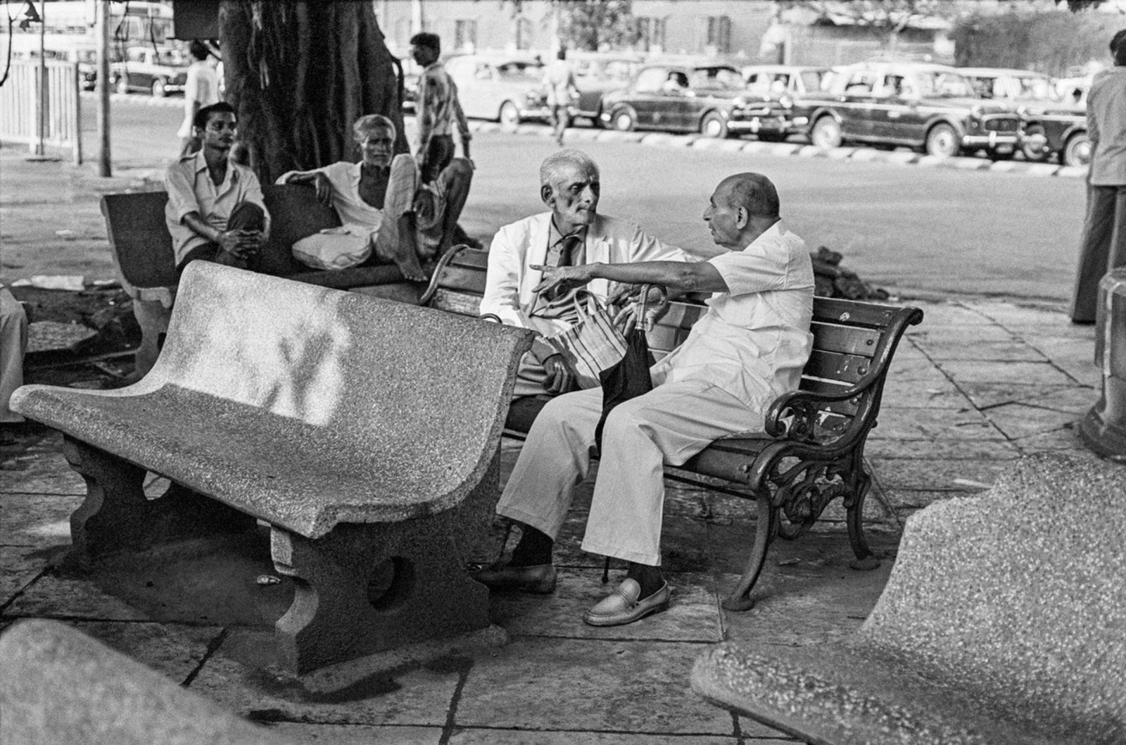 Sooni Taraporevala, Exchanging news at Bhika Behram Well, Bombay, 1986