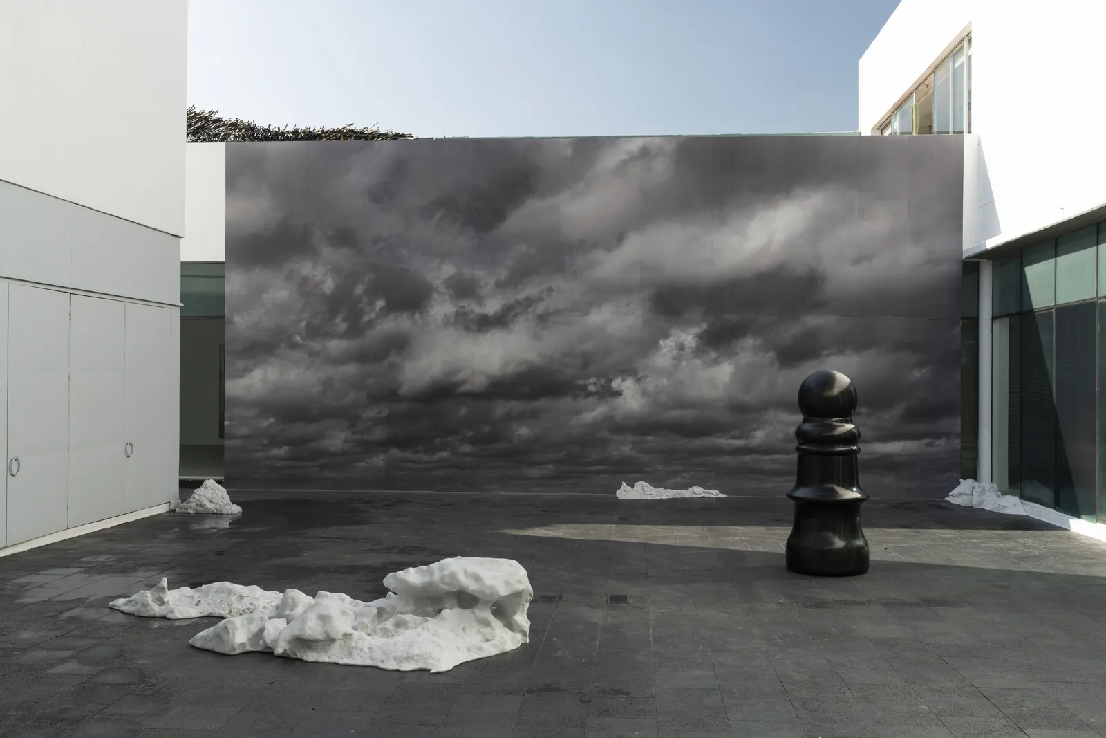 Gregor Hildebrandt, BEYOND BEHIND (ATRÁS Y MÁS ALLÁ), 2023