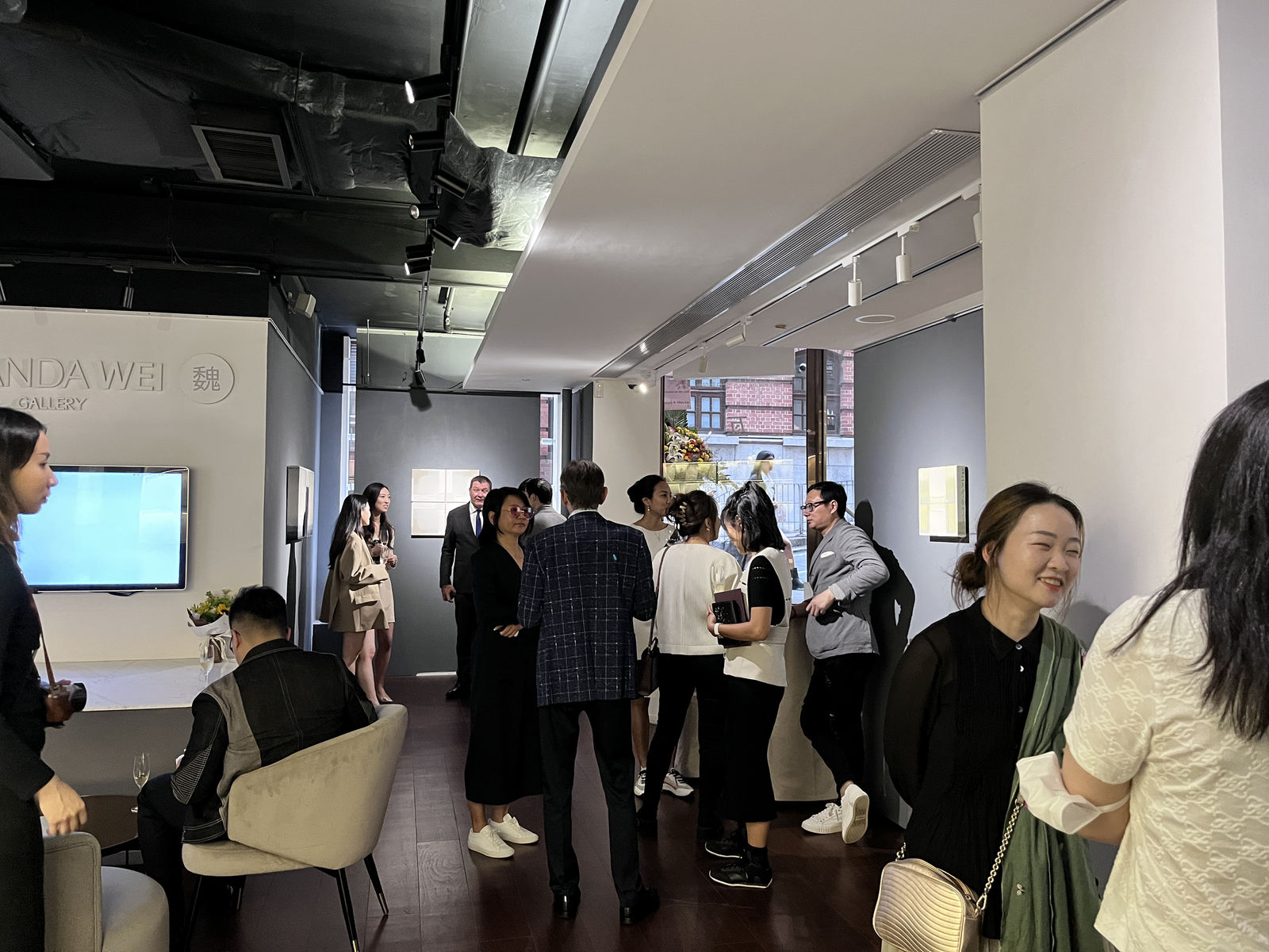 現場來賓共同慶祝展覽開幕 Guests celebrating the opening