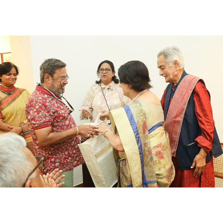 Uma Jain(R) felicitating S. Harshavardhana, Swaminathan's son (L).