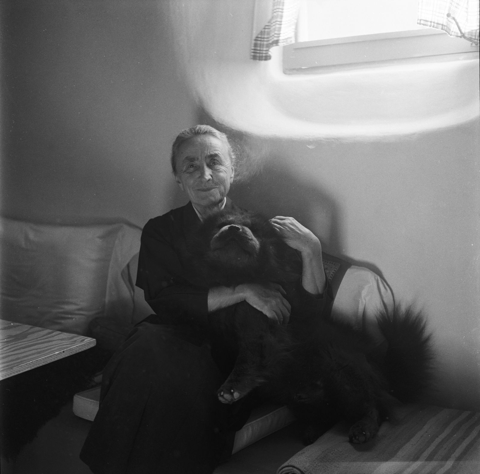 Todd Webb, Georgia and Her Chows II, 1961