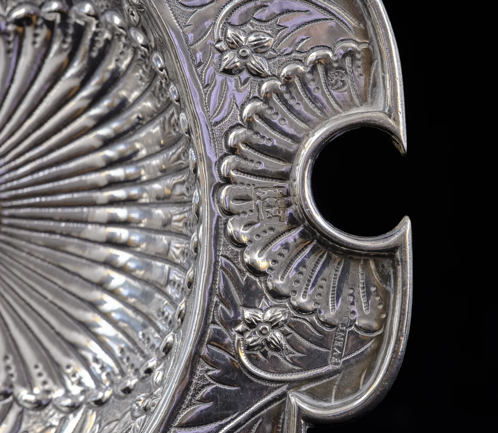 “CHAROLA” PLATTER, Unidentified artist, Mexico, 1673-1687