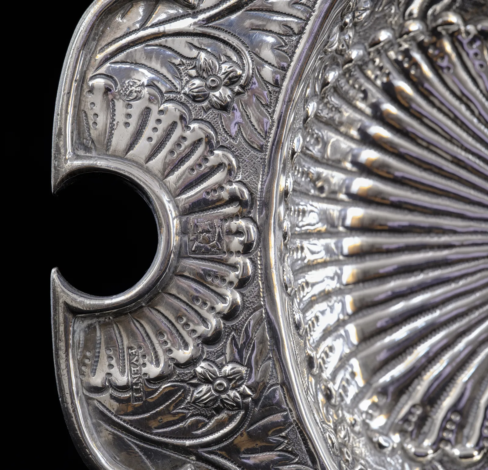 “CHAROLA” PLATTER, Unidentified artist, Mexico, 1673-1687